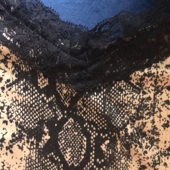 snake print and black lace cami 🐍 - Picture 4 of 5